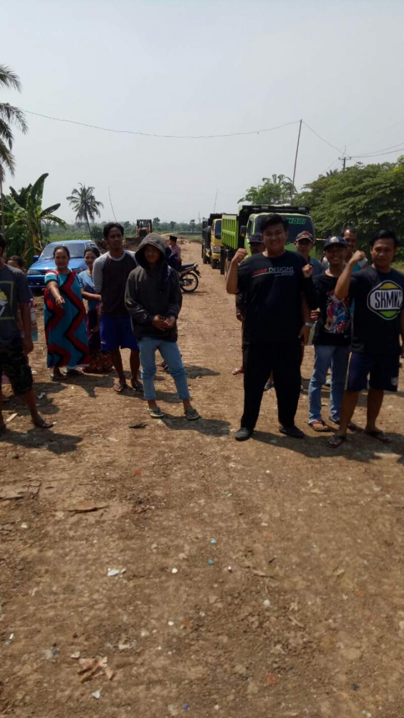 Proyek Pembangunan Jalan ke TPU Buniayu di Demo Warga