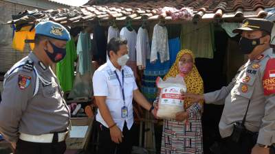 Kapolsek Mauk Berikan Bantuan Sembako Kepada Warga Korban Rumah Roboh dan Warga Kurang Mampu