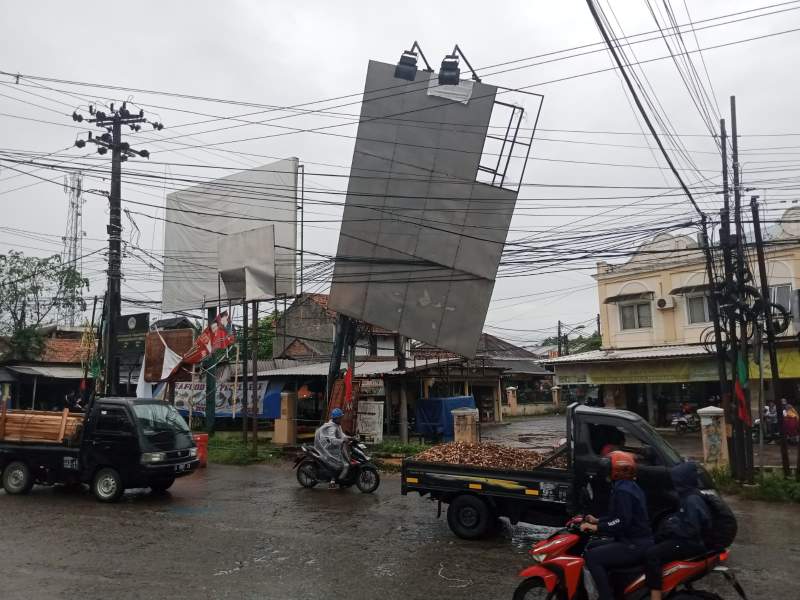 Papan Reklame Ilegal