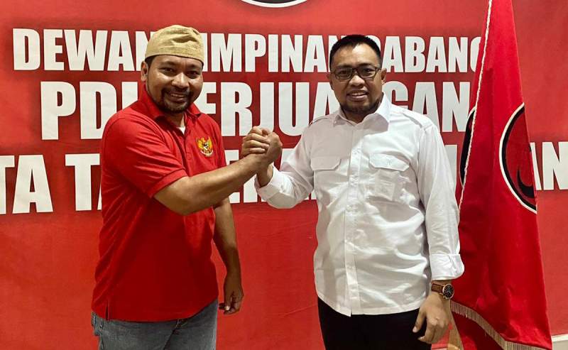 Azmi Abubakar resmi bergabung ke PDI Perjuangan setelah menerima KTA partai dari Ketua PDI Perjuangan Kota Tangsel, Wanto Sugito.