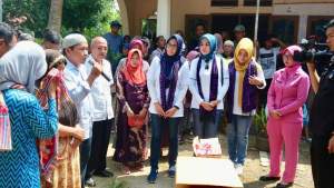 Ketua Bhayangkari Banten Berikan Bantuan Peralatan Sekolah kepada Korban Tsunami 
