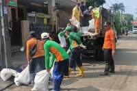 Personil DLH Tangsel angkut karung berisi lumpur dari perumahan PPI 2 Pondok Pucung, Pondok Aren.