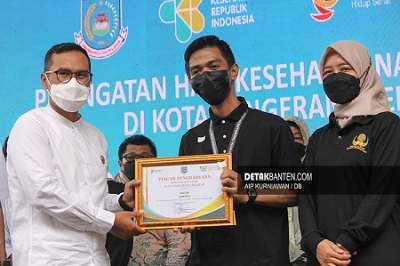Wakil Walikota Tangsel, Pilar Saga Ichsan (Kanan), Kadinkes Tangsel, Allin Hendalin Mahdaniar (Kiri)  Beri Penghargaan untuk Insan dan Kader Kesehatan. (Aip/DB)