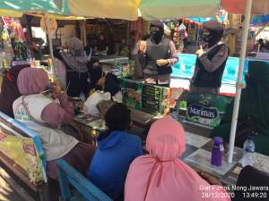 Polwan Polda Banten Sosialisasikan Prokes di Pantai Karangantu