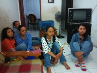 Fenie (Baju putih) saat berkumpul kembali bersama keluarganya