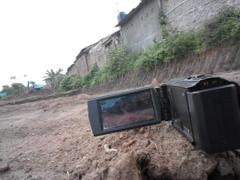 Pengerukan Proyek Perumahan Milik Ikang Fauzi, Belasan Rumah Warga Safira Terancam Longsor