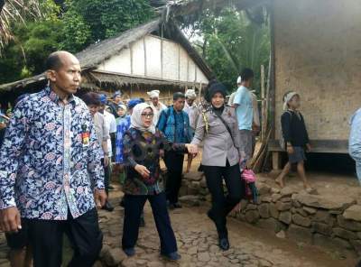  Istri Wakil Presiden Jusuf Kalla, Mufidah Kalla mengunjungi wisata suku Baduy