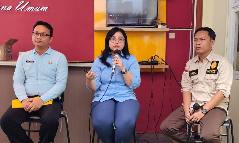 Kajari Cilegon Ineke Indraswati (tengah) didampingi Kasi Datun Yan Aswari (kiri) dan Kasi Intel Atik Ariyosa (kanan) saat menggelar jumpa Pers di Taman Tahap Dua Tindak Pidana Umum, Selasa (6/9/2022).