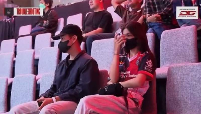 VIDIO: Cewek Ini Ketahuan Selingkuh Gara-gara Disorot Kamera Livestraming MPL