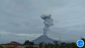 Gunung Sinabung Semburkan Abu Vulkanik 2800 Meter Keudara