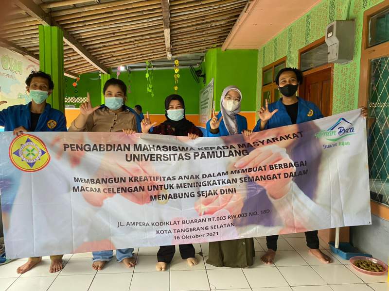 Tumbuhkan Kreativitas dan Minat Menabung, Mahasiswa UNPAM Ajak Anak-anak di Taman Baca Buaran Membuat Celengan