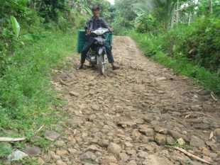 Ruas Jalan Kampung Patiraheut Rusak Parah