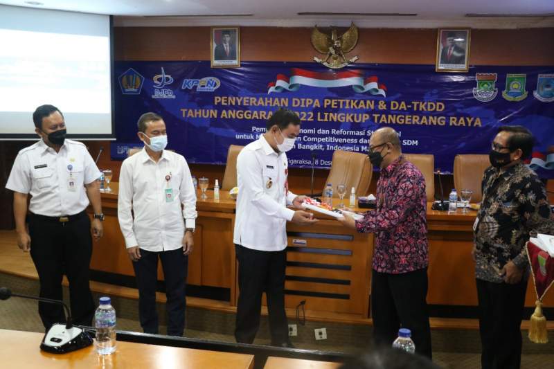 Mad Romli Serahkan DIPA 2022 kepada Satuan Kerja Kementerian