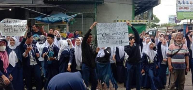 Akibat Guru di Pecat, Ratusan Siswa Demo di MTs Nurul Ilmi Cikupa