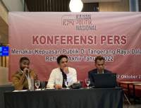 Adib Miftahul (baju putih) dan Kang Tamil (jas coklat)