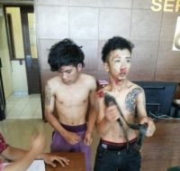 Kedua pelaku penjambretan saat di Polsek Cipondoh