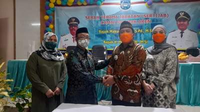 Camat Pondok Aren, Hendra saat sertijab dengan mantan camat Makum Sagita. (Foto. Dok).