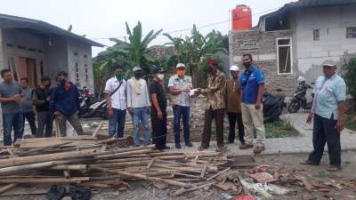 PLT Camat Sepatan Timur Langsung Sigap Bantu Rumah Warga Yang Roboh