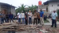 PLT Camat Sepatan Timur Langsung Sigap Bantu Rumah Warga Yang Roboh