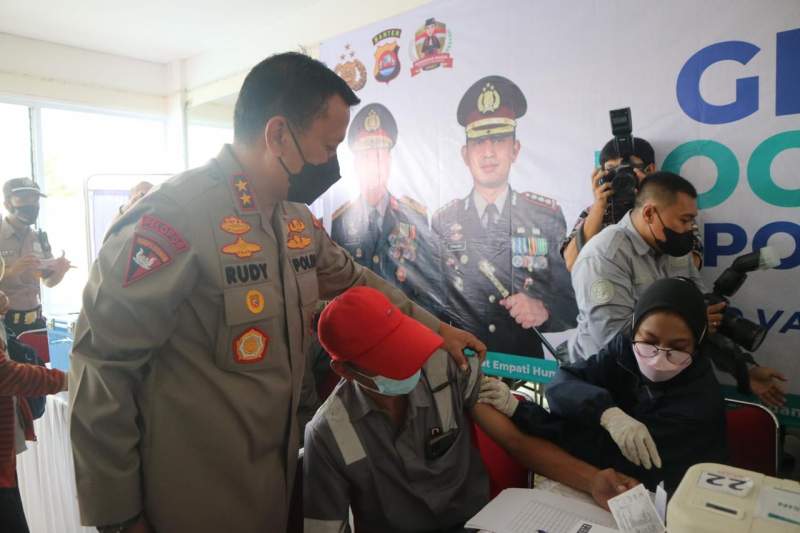 Kapolda Banten Tinjau Pelaksanaan Vaksinasi Serentak di Panongan