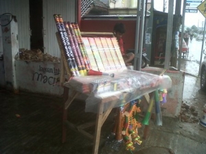 Berkah Tahun Baru Bagi Pedagang Terompet Dan Kembang Api