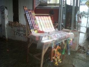Berkah Tahun Baru Bagi Pedagang Terompet Dan Kembang Api