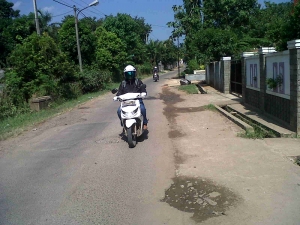 Jalan rusak di Ciomas Kelurahan Tembong, Kecamatan Cipocok Jaya, Kota Serang