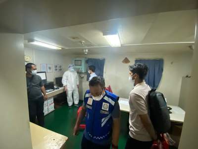 Sandar di Pelabuhan Indah Kiat Merak, Kapal Asal Hongkong Diperiksa Petugas