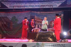 Walikota Airin Rachmi Diany saat beraksi di festival Lenong Betawi yang di gelar LBB Tangsel benerapa waktu lalu. (Foto.dok/dt)