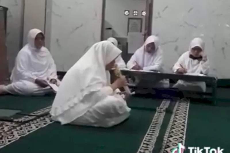 VIDIO: Ibu Ini Meninggal Dunia saat Sedang Membaca Al-Qur&rsquo;an