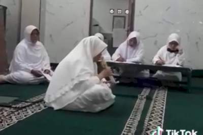 VIDIO: Ibu Ini Meninggal Dunia saat Sedang Membaca Al-Qur&rsquo;an