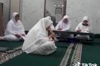 VIDIO: Ibu Ini Meninggal Dunia saat Sedang Membaca Al-Qur&rsquo;an