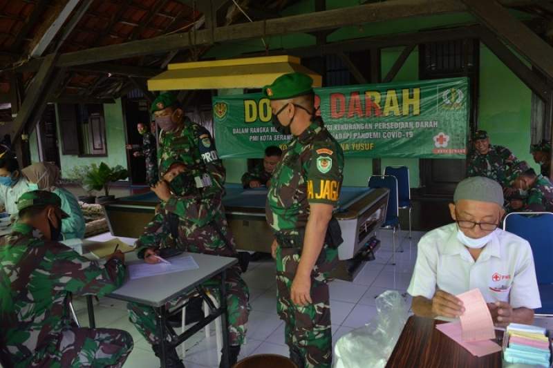 Personil Korem 064/MY saat melakukan donor darah di Makorem 064/Maulana Yusuf