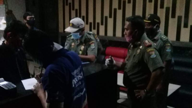 Nekat Langgar PSBB, Satpol PP Segel Tempat Hiburan Di Gading Serpong