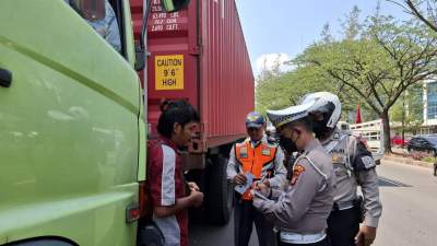 Pemkot Tangsel Gelar Operasi Gabungan; Tindak Puluhan Kendaraan Truk yang Langgar Jam Operasional 
