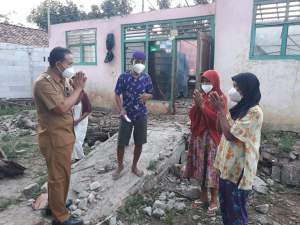 Camat Encep Tinjau Pembangunan RTLH di Pekayon Sukadiri