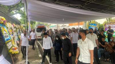 Presiden Jokowi dan sejumlah tokoh nasional hingga menteri Kabinet Indonesia Maju, melayat ke rumah duka istri KSP Moeldoko, di Jakarta, Minggu (12/3/2023).