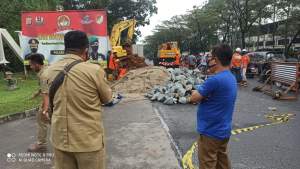 Cegah Banjir, Dinas Bimamarga Dan SDA Perbaiki Saluran Air Di Jalan Pemda