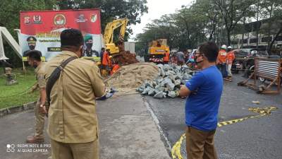 Cegah Banjir, Dinas Bimamarga Dan SDA Perbaiki Saluran Air Di Jalan Pemda
