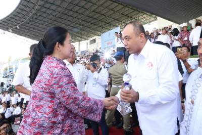 Bupati Tangerang Ahmed Zaki Iskandar menerima penghargaan Top 40 Layanan Inovasi Publik dari Menko Pembangunan Manusia dan Kebudayaan RI Puan Maharani