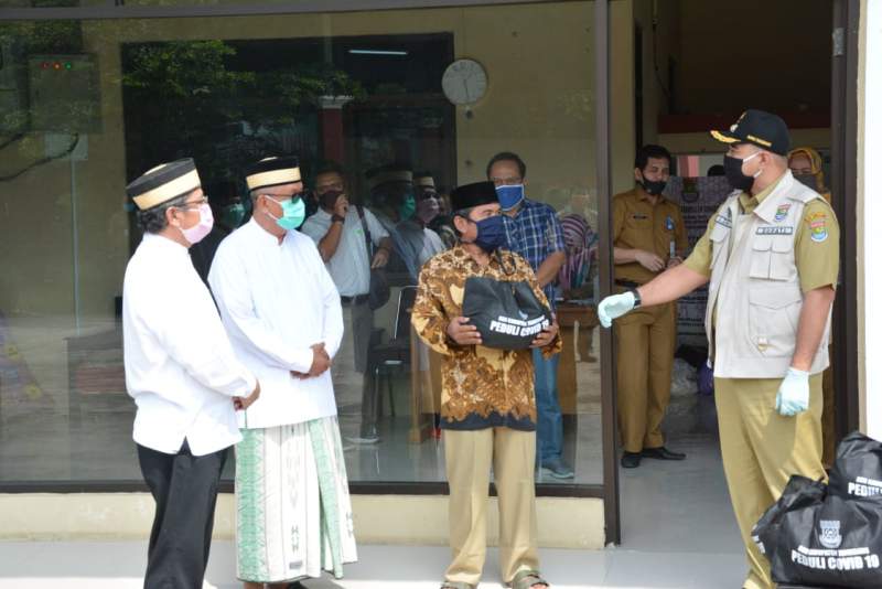 Zaki Bagikan 2 Ribu Paket Sembako Untuk Ustad dan Guru Ngaji