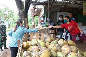 Putus Mata Rantai Covid, Yuli Zaki Turun Kejalan Bagikan Masker