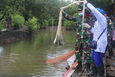 Ditengah Wabah Covid-19, Lanal Banten Bantu Pulihkan Perekonomian Masyarakat
