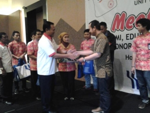 Ketua PMI H Kuswarsa Saat memberikan piagam penghargaan kepada para pendonor Apheresis