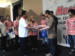 Ketua PMI H Kuswarsa Saat memberikan piagam penghargaan kepada para pendonor Apheresis