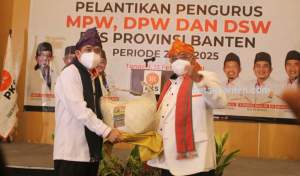 Ketua DPW PKS Banten, Gembong Sumedi Rudiansyah bersama Sekjen PKS Pusat, Aboe Bakar Alhabsyi saat pelantikan  pengurus MPW, DPW, dan DSW PKS Provinsi Banten. (foto/istimewa)