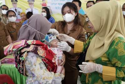 Balita di Tebing Tinggi mendapatkan tetes imunisasi polio.
