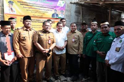 Bupati Maesyal dan Camat Sindang Jaya Resmikan Bedah Rumah