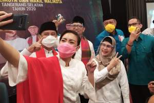 Kontestan Pilkada Tangsel berswafoto usai sampaikan visi-misi dan program membangun Tangsel yang digelar PWI dan SMSI Kota Tangsel.