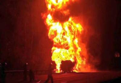 Truk BBM Pertamina Terbakar di Tol Jakarta Merak